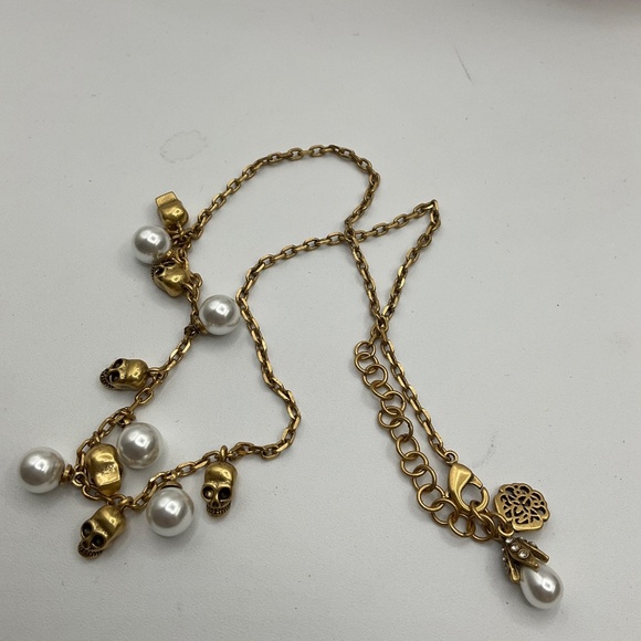 Skull-Embellished Faux-Pearl And Brass Charm Necklace Helloween - Picture 4 of 5